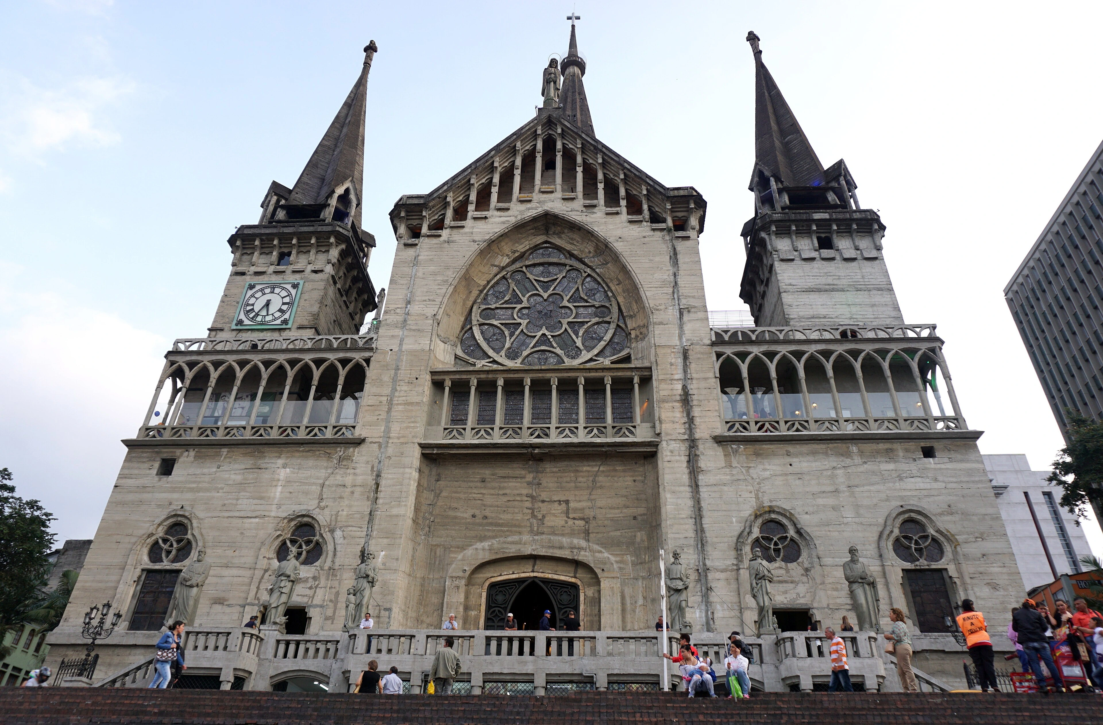 Fachada de la Catedral Basílica de Manizales, fotografía real