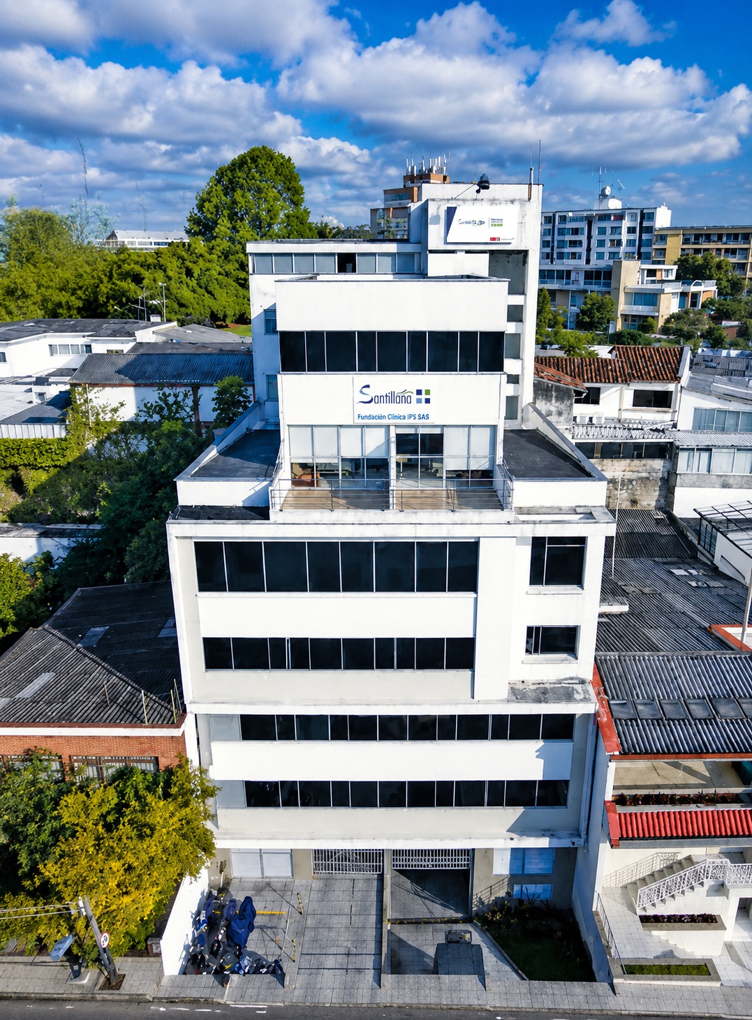 Vista frontal de Clínica Santillana